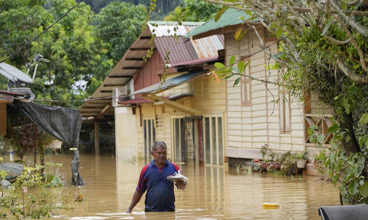 Μαλαισία: Οι καταρρακτώδεις βροχές ανάγκασαν χιλιάδες ανθρώπους να εγκαταλείψουν τα σπίτια τους