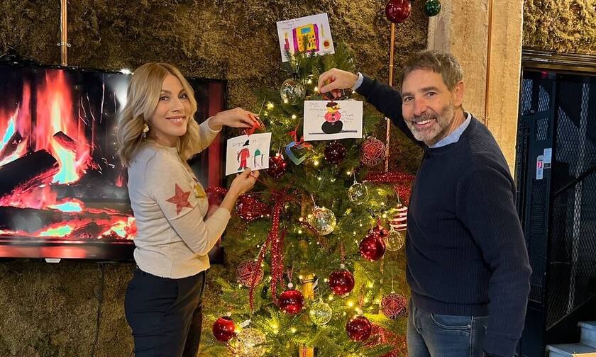 Σμαράγδα Καρύδη και Θοδωρής Αθερίδης στόλισαν το χριστουγεννιάτικο δέντρο τους με παιδικές ευχές