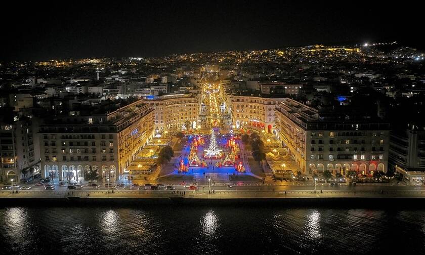 Χριστούγεννα 2021: Μαγευτική θέα από την στολισμένη πλατεία Αριστοτέλους