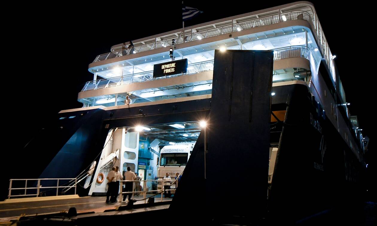 Ακινητοποιημένο ανοιχτά της Πάρου το πλοίο «Blue Star Delos»