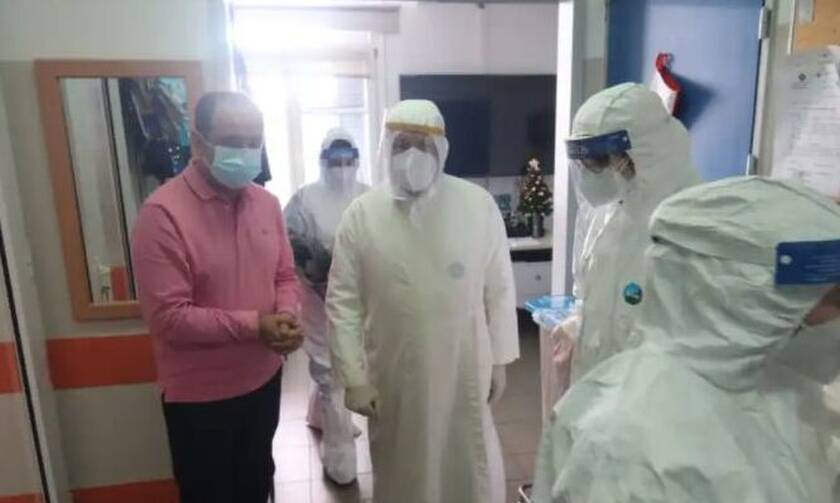 Σύρος: Φόρεσε ολόσωμη φόρμα και βρέθηκε κοντά στους νοσηλευόμενους με κορονοϊό ο Μητροπολίτης Σύρου