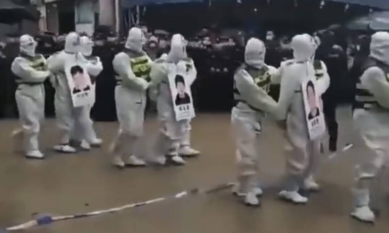 Κίνα: «Παρέλαση της ντροπής» για όσους δεν τηρούν τα μέτρα – Διαπομπεύτηκαν τέσσερις άντρες (vids)
