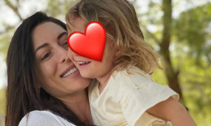 Φλορίντα Πετρουτσέλι: Η κόρη της παρακολουθεί ταινία φορώντας ουρά γοργόνας