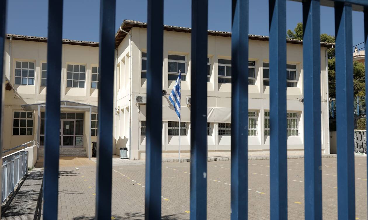 Σχολεία: Η μετάλλαξη Όμικρον σαρώνει και δείχνει επιστροφή μια εβδομάδα μετά τις 10 Ιανουαρίου
