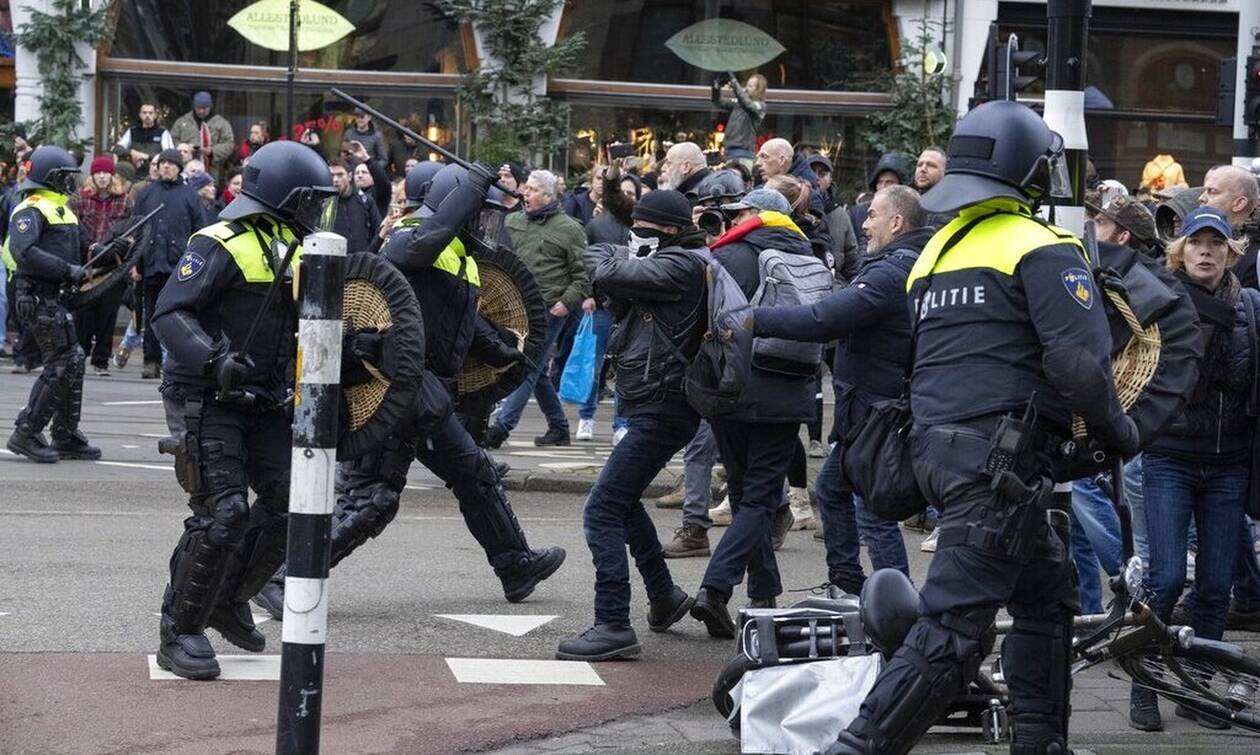 Ολλανδία: Επεισόδια σε διαδήλωση κατά του lockdown με 30 συλλήψεις - 4 αστυνομικοί τραυματίστηκαν