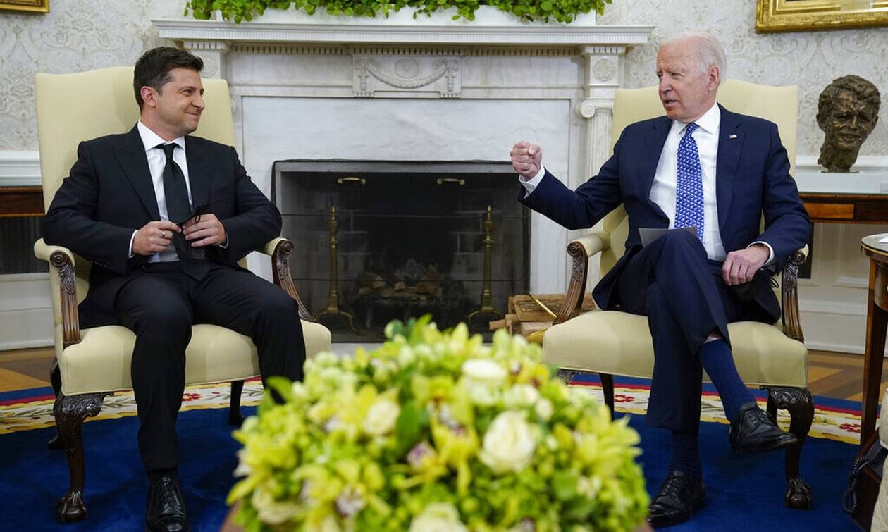 Μπάιντεν σε Ζελένσκι: Oι ΗΠΑ θα αντιδράσουν αποφασιστικά σε περίπτωση ρώσικης εισβολής στην Ουκρανία