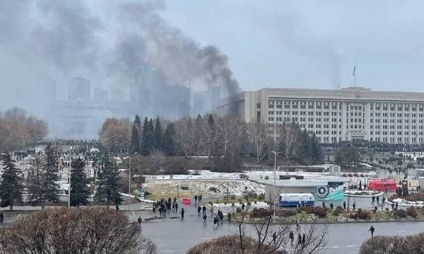 Χάος στο Αλμάτι του Καζακστάν με τους διαδηλωτές να εισβάλλουν σε κυβερνητικά κτήρια