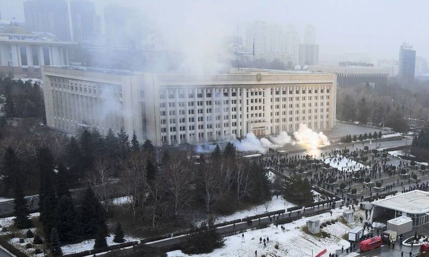 Χάος στο Καζακστάν - Έκρηξη και πυροβολισμοί στην κεντρική πλατεία του Αλμάτι