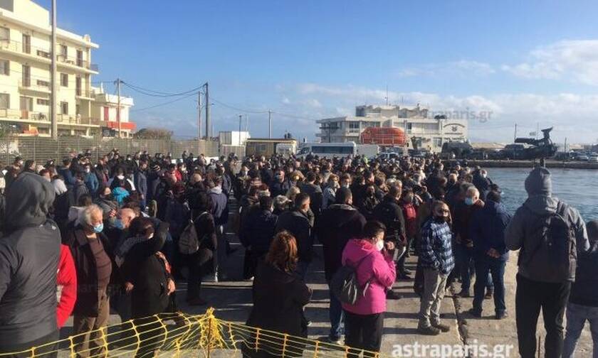 Χίος: Μπλόκο από τους κατοίκους του νησιού στη νέα κλειστή δομή - Εμπόδισαν πλοίο με μηχανήματα!