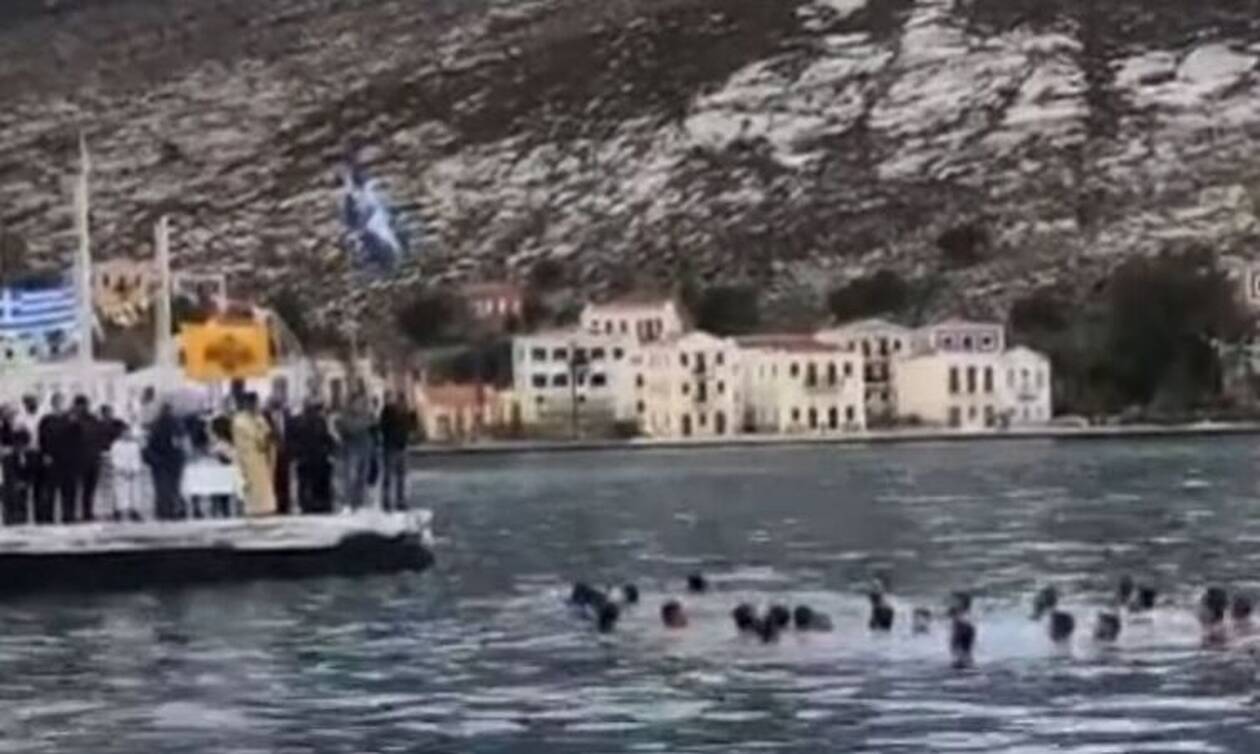 Ανατριχίλα: Ακρίτες από την Ορεστιάδα έψαλλαν τον Εθνικό Ύμνο μέσα στα νερά του Καστελλόριζου!