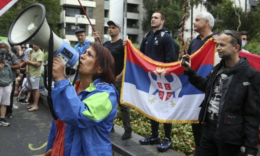 Νόβακ Τζόκοβιτς: Διαδήλωση έξω από το ξενοδοχείο κράτησής του - «Είναι τενίστας, όχι εγκληματίας»