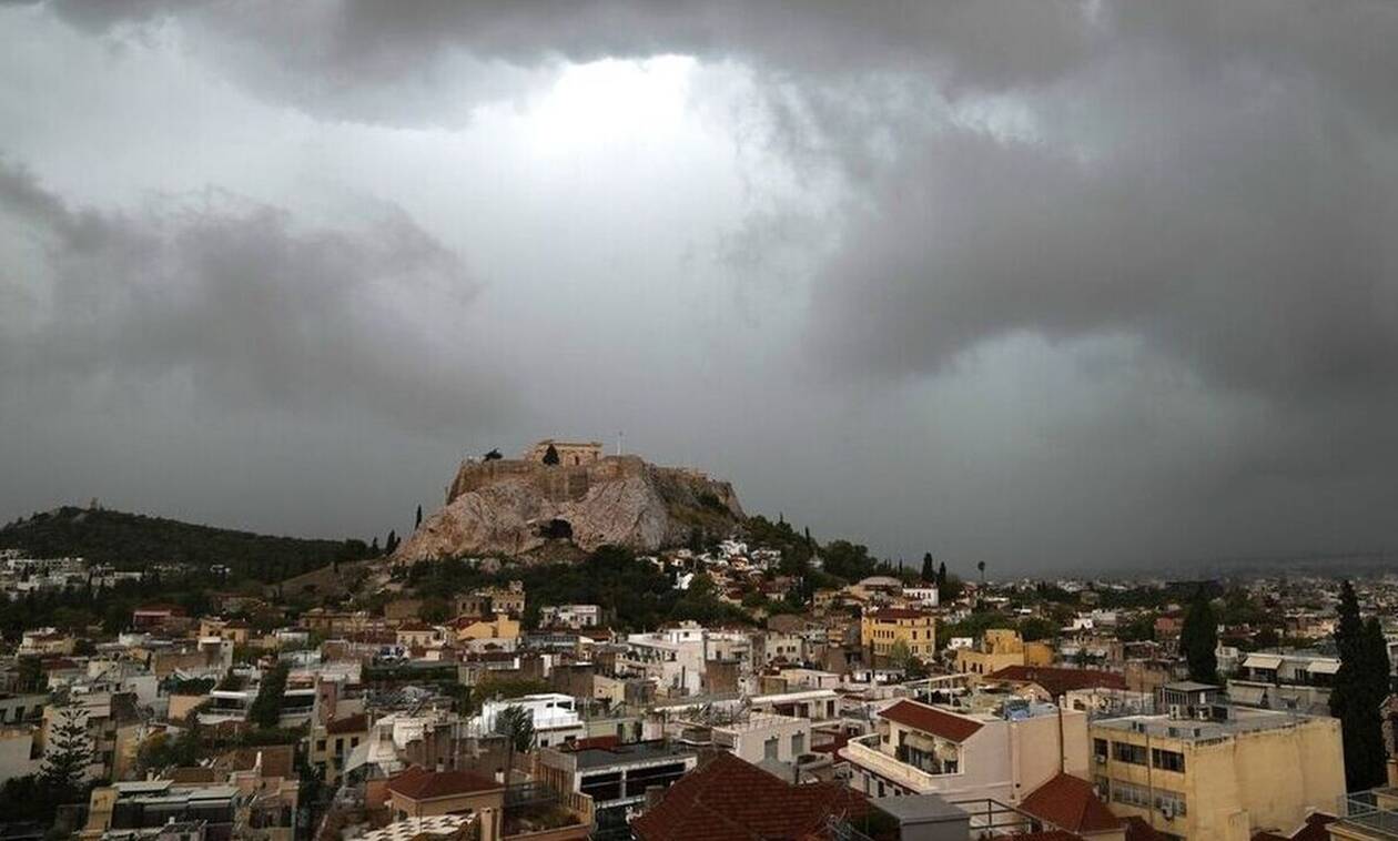 Καιρός τώρα: Μαύρισε ο ουρανός στην Αθήνα - Η κακοκαιρία κυκλώνει την Αττική