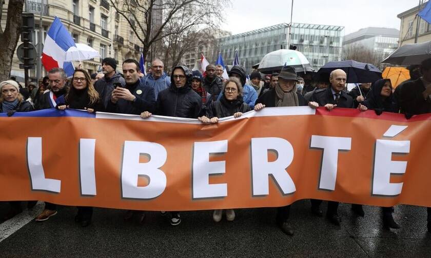 Γαλλία: Διαδήλωση οργής κατά του Μακρόν για τα υποτιμητικά του σχόλια για τους μη εμβολιασμένους