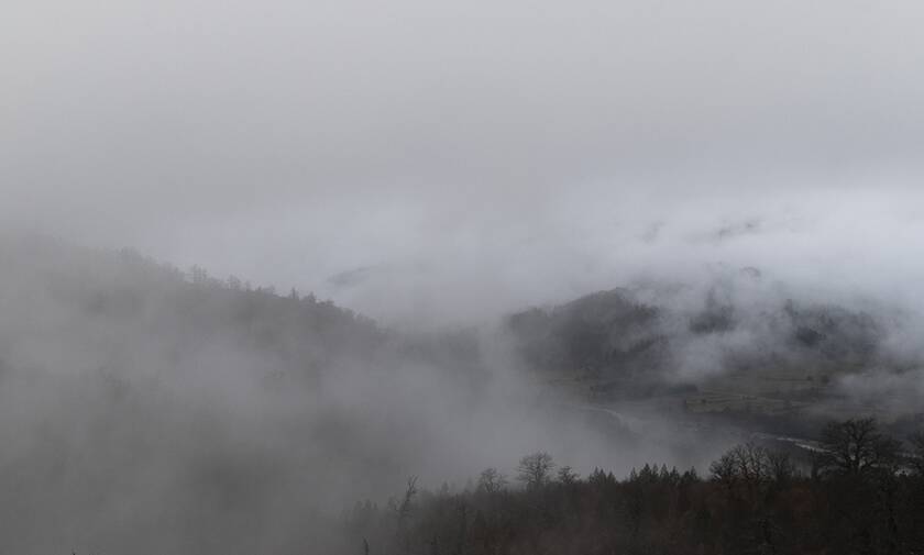 «Ορατότης Μηδέν»: Πυκνή ομίχλη σκέπασε την Πίνδο - Εντυπωσιακές εικόνες