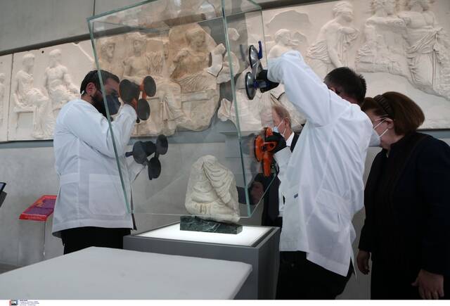 H τοποθέτηση του θραύσματος Fagan του Παρθενώνα στο Μουσείο της Ακρόπολης