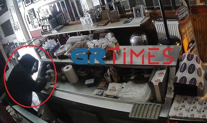 Θεσσαλονίκη: Διαρρήκτης τρύπωσε στον «Μπαντή» και σε άλλα 3 καταστήματα – Βίντεο ντοκουμέντο
