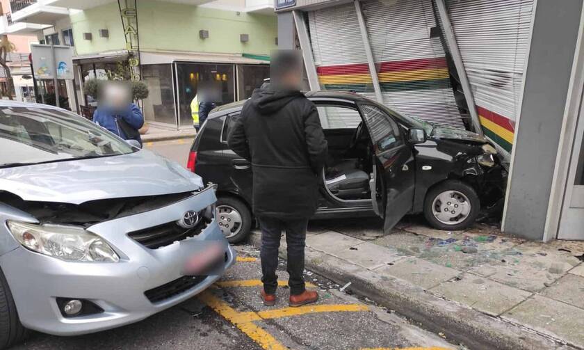 Αγρίνιο: Σοβαρό τροχαίο για ποδοσφαιριστή του Παναιτωλικού – Το όχημα «καρφώθηκε» σε κατάστημα 