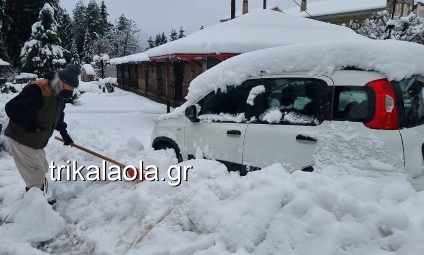 Κακοκαιρία «Διομήδης: «Θάφτηκαν» στο χιόνι αυτοκίνητα στα Τρίκαλα
