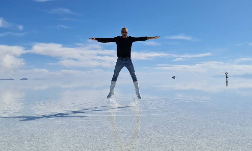 Ο Λεωνίδας Ξηντάρας στο Salar de Uyuni- Bolivia Αλυκές Uyuni  (η μεγαλύτερη  ξηρή  λίμνη  στον κόσμο)