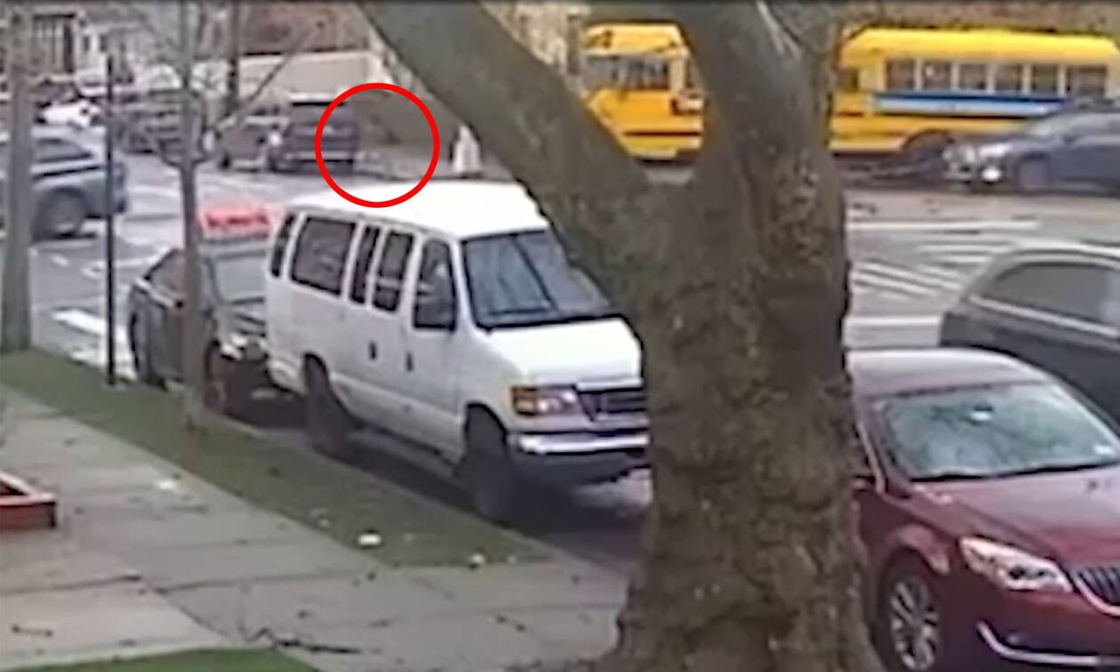 Νέα Υόρκη: H στιγμή που σχολικό λεωφορείο τραυματίζει θανάσιμα 15χρονη που περνούσε τον δρόμο