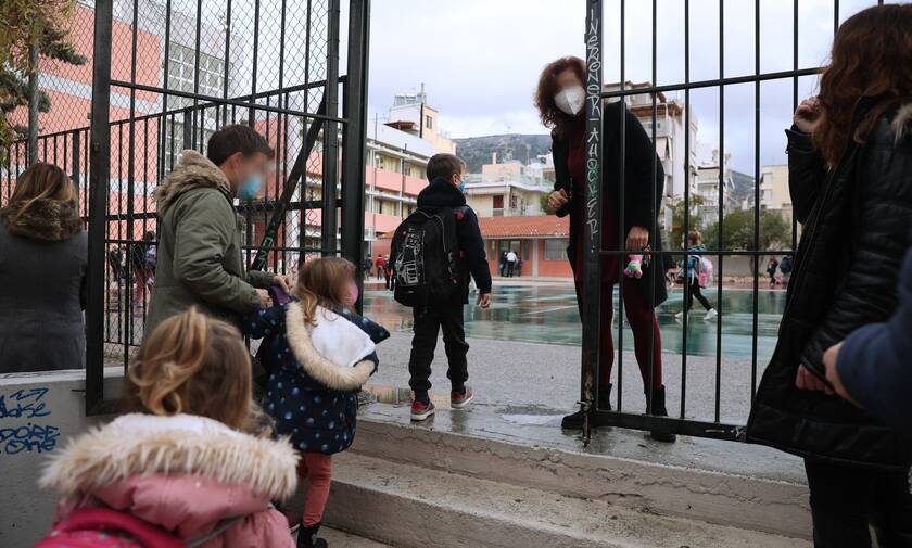 Βατόπουλος στο Newsbomb.gr: Υψηλοί οι αριθμοί κρουσμάτων στα σχολεία – Σημασία όμως έχουν οι συρροές