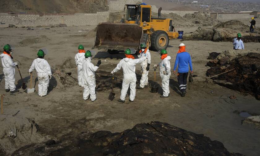 Eργασίες καθαρισμού της πετρελαιοκηλίδας στο Περού