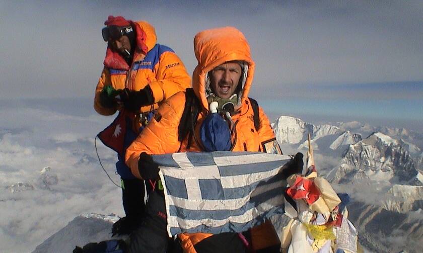 Ο Νίκος Μαγγίτσης κρατά σφιχτά την ελληνική σημαία στην υψηλότερη κορυφή του κόσμου στο Έβερεστ