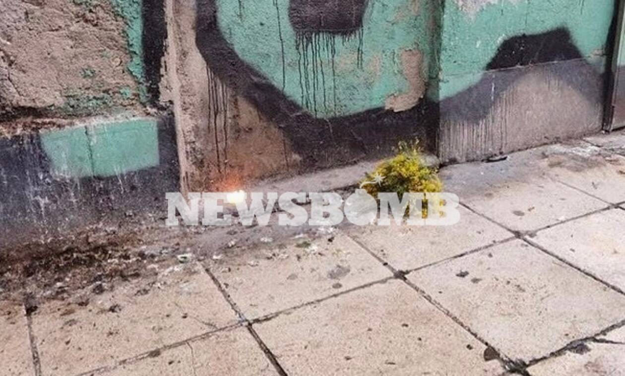 Ρεπορτάζ Newsbomb.gr: Λουλούδια στο σημείο όπου σκοτώθηκε ο Πάνος Νάτσης - Πώς έγινε το τροχαίο