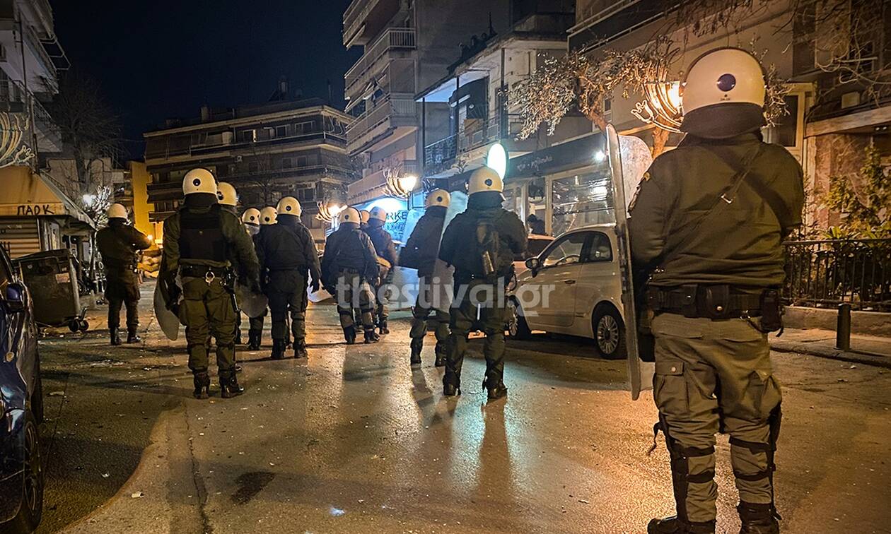 Θεσσαλονίκη: Οπαδοί επιτέθηκαν σε διμοιρία των ΜΑΤ – Έγιναν οκτώ προσαγωγές