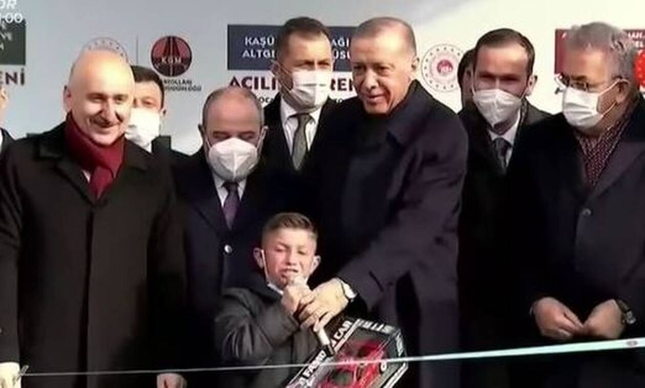 Οργή για τον Ερντογάν: Έδωσε το μικρόφωνο σε παιδί για να αποκαλέσει «προδότη» τον Κιλιτσντάρογλου