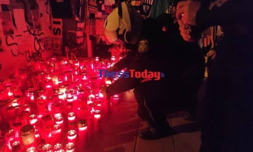 Θεσσαλονίκη: Αστυνομικοί άφησαν λουλούδια στο σημείο που δολοφονήθηκε ο Άλκης