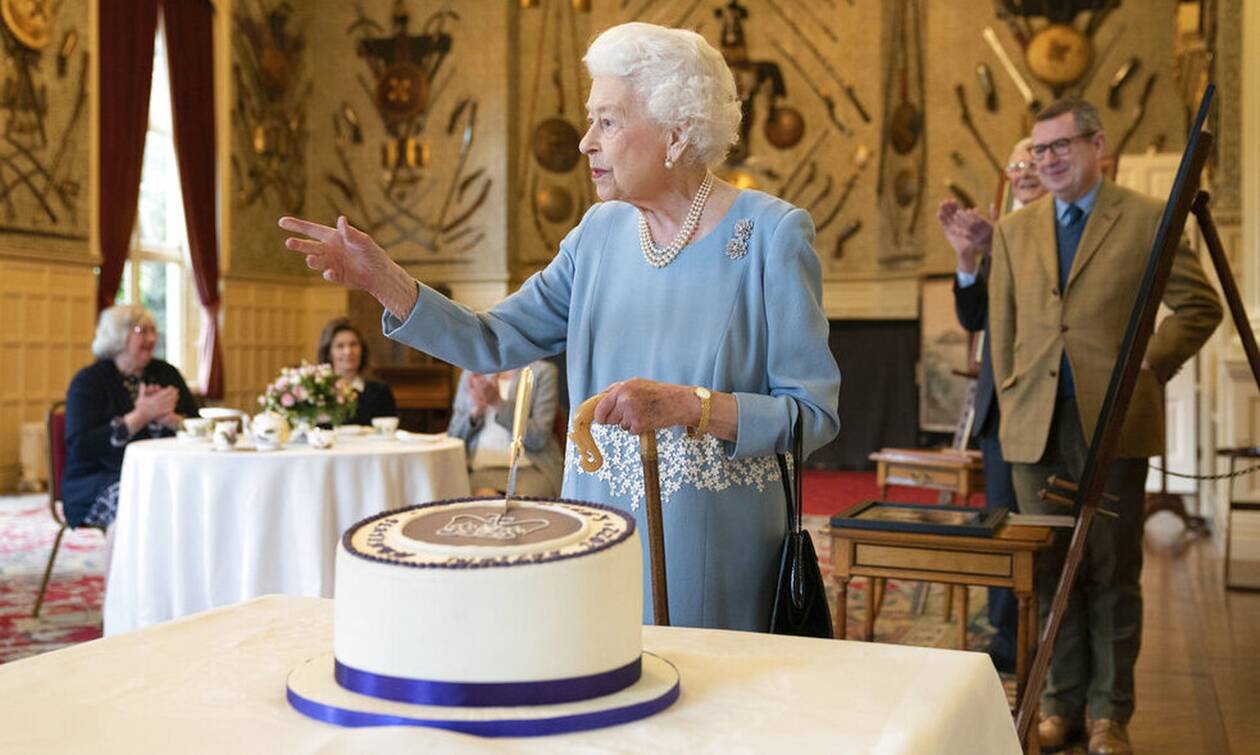 Βασίλισσα Ελισάβετ: Η τούρτα για το πλατινένιο Ιωβηλαίο και το αστείο στους καλεσμένους της