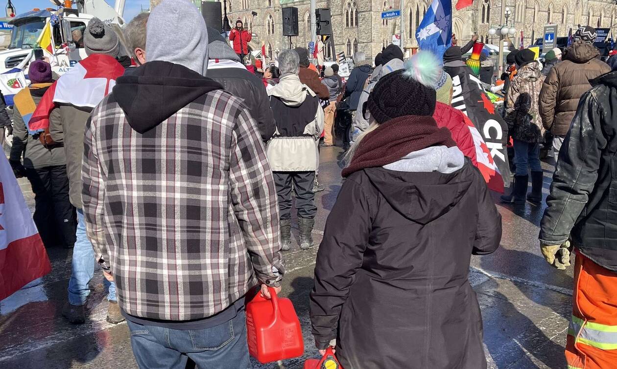 Καναδάς: Στήριξη πολιτών στο «κομβόι της ελευθερίας» - Με μπιτόνια στα χέρια εφοδιάζουν τα φορτηγά