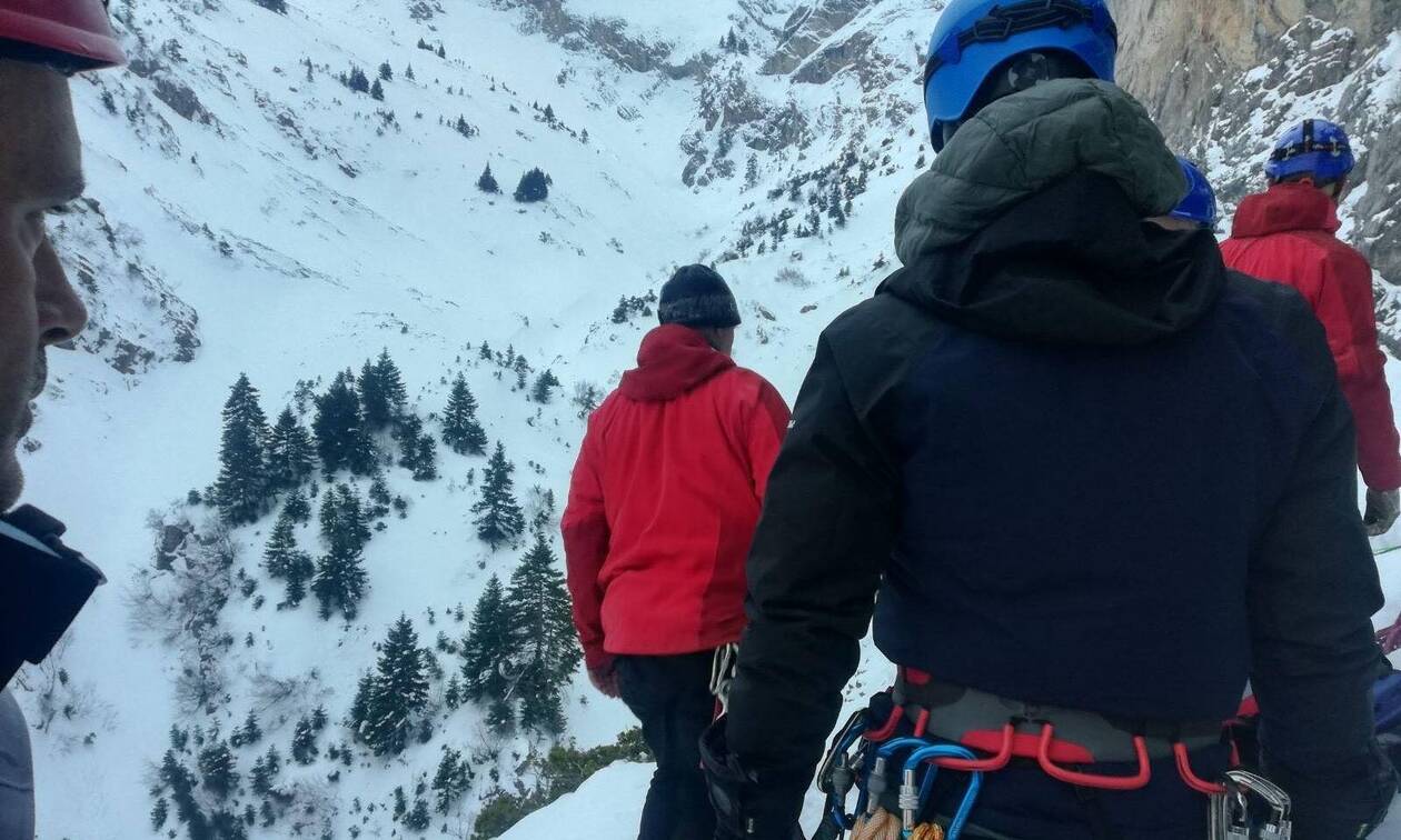 Καλάβρυτα: Βίντεο ντοκουμέντο με τους διασώστες που μεταφέρουν τις σορούς των ορειβατών
