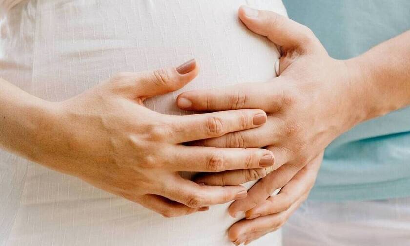 Αυξημένος ο κίνδυνος σοβαρών επιπλοκών κύησης για τις έγκυες με Covid-19, γι’ αυτό πρέπει να εμβολιά