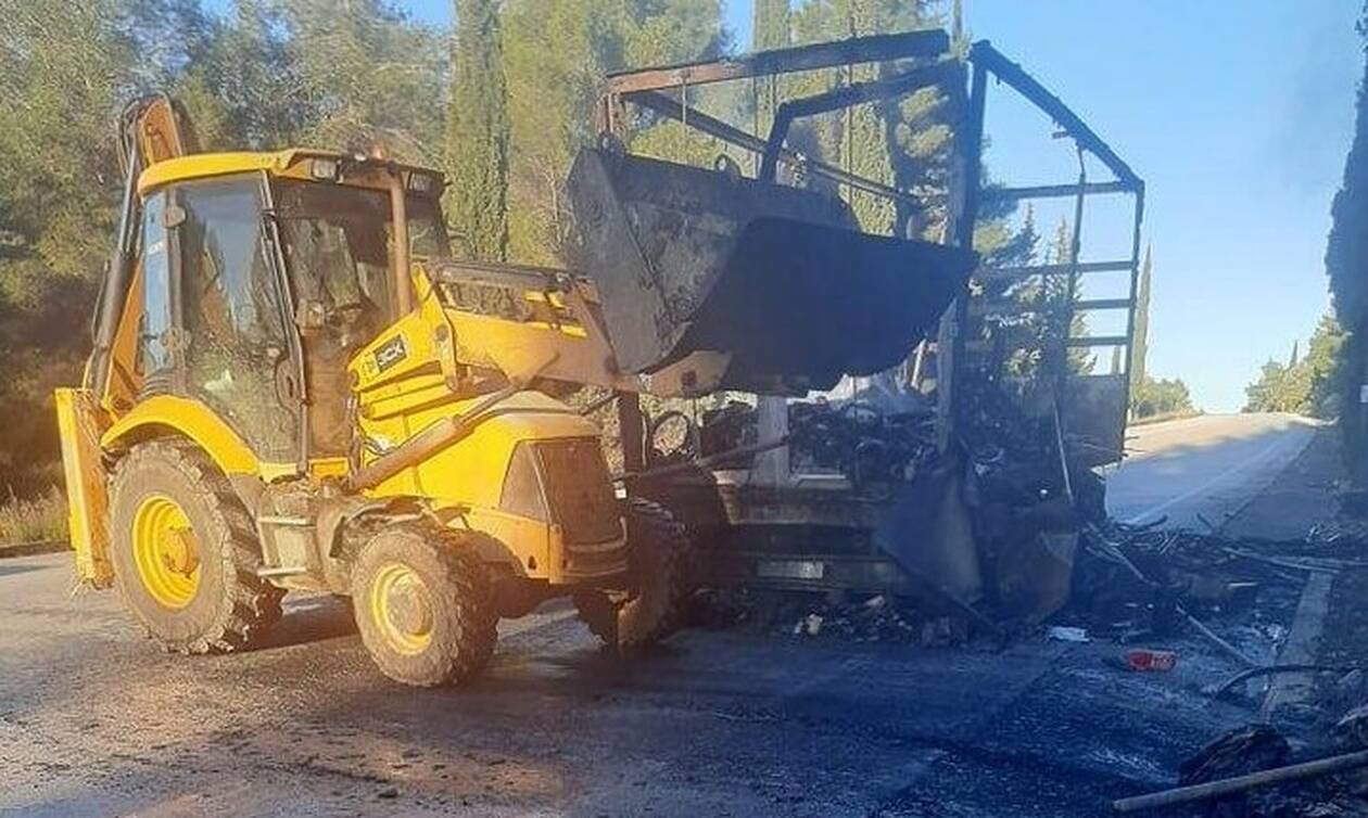Πρέβεζα: Φορτηγό καταστράφηκε ολοσχερώς από πυρκαγιά που εκδηλώθηκε ενώ βρισκόταν εν κινήσει