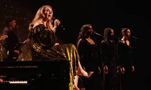 Adele: Μάγεψε το κοινό των BRIT Awards με τη «χρυσή» εμφάνισή της (vid)