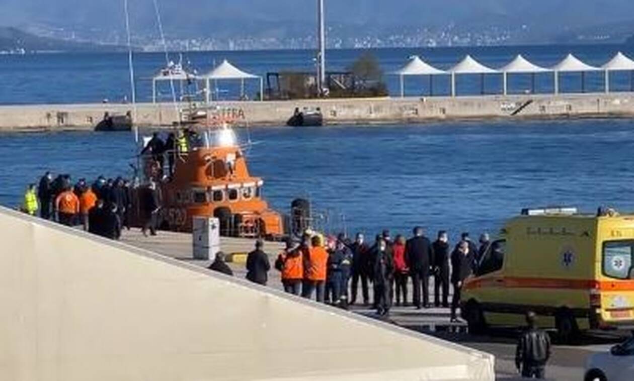 Φωτιά σε πλοίο στην Κέρκυρα: Η στιγμή που φτάνουν στο λιμάνι οι διασωθέντες επιβάτες