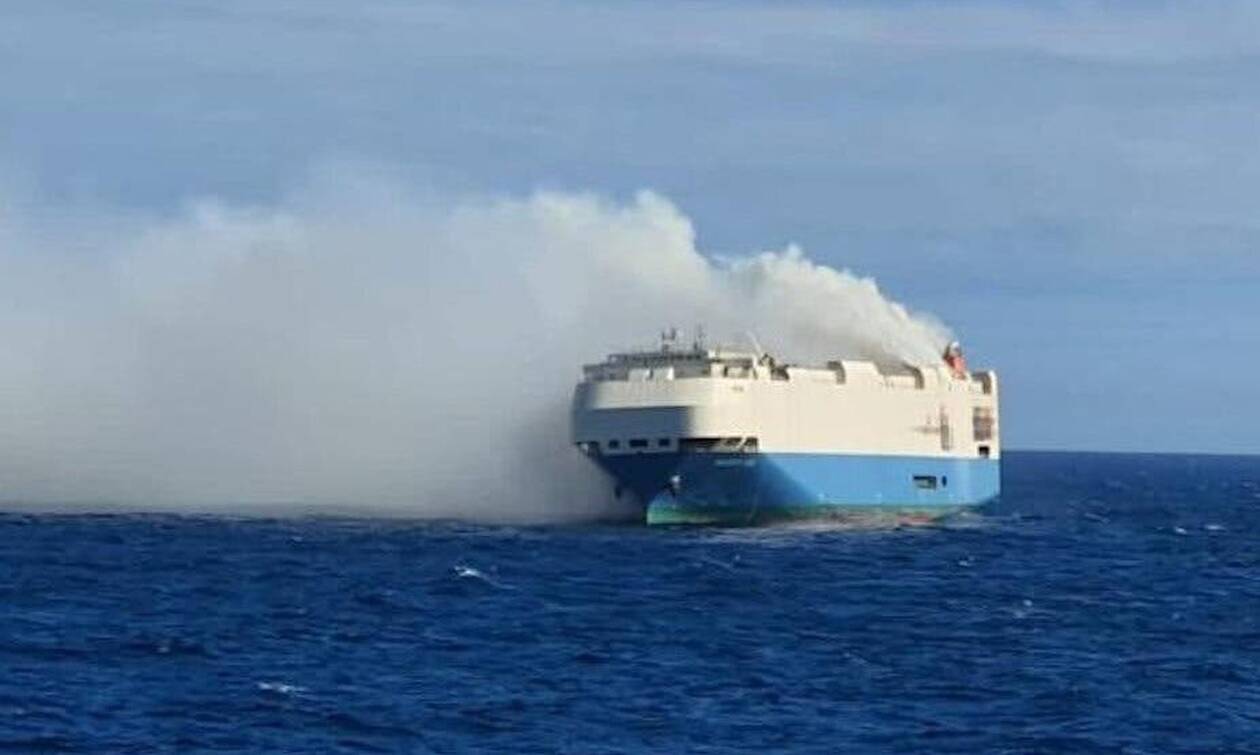 Πορτογαλία: Φωτιά σε πλοίο που μεταφέρει 3.965 υπερπολυτελή οχήματα
