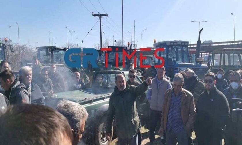 Θεσσαλονίκη: Οι αγρότες έκλεισαν και τα δύο ρεύματα της Εθνικής Οδού