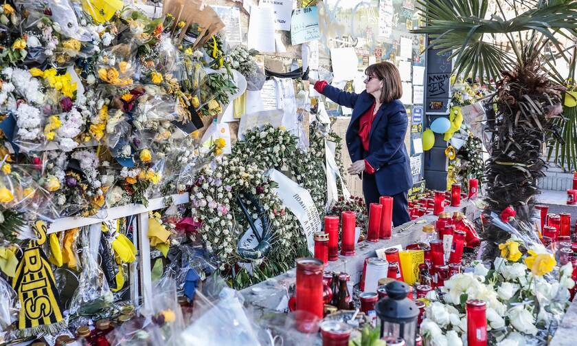 Κατερίνα Σακελλαροπούλου: Άφησε ένα λουλούδι στο σημείο της δολοφονίας του Άλκη