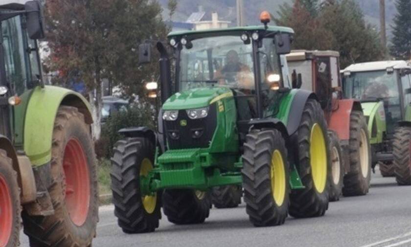 Αγρότες απέκλεισαν συμβολικά τον κάθετο άξονα της Εγνατίας οδού στην Καστοριά