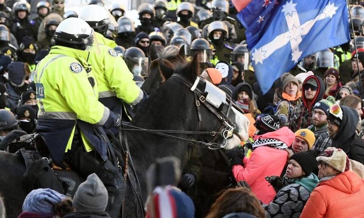 Oτάβα: Xάος και συλλήψεις - Άλογα της αστυνομίας ποδοπάτησαν διαδηλωτές απο το «κονβόι ελευθερίας»