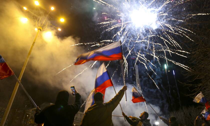 Ρωσόφωνοι πανηγυρίζουν στο κέντρο του Ντονέτσκ