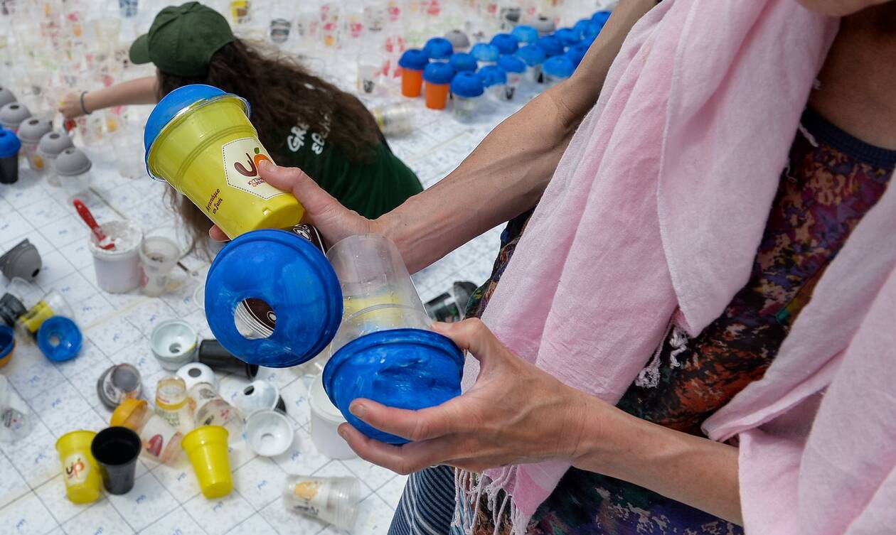 Βρετανία: Το 75% των ανθρώπων παγκοσμίως βάζουν τέλος στα πλαστικά μιας χρήσης