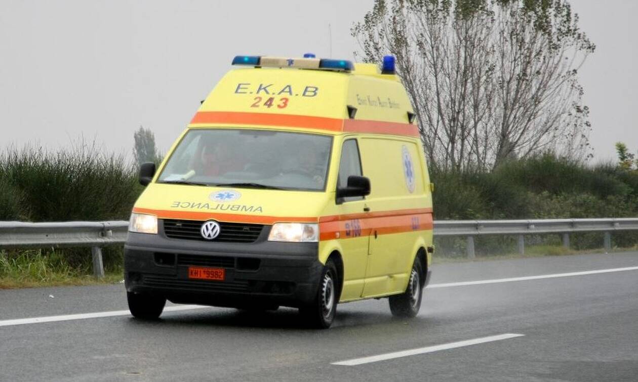 Εκτροπή ασθενοφόρου στο ύψος του Ελαιώνα Θηβών - Τραυματίστηκαν διασώστες και ασθενής