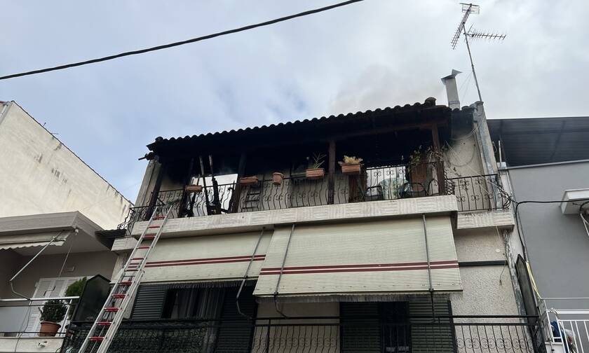 Φωτιά σε διπλοκατοικία στη Λάρισα – Στο νοσοκομείο με εγκαύματα μία γυναίκα