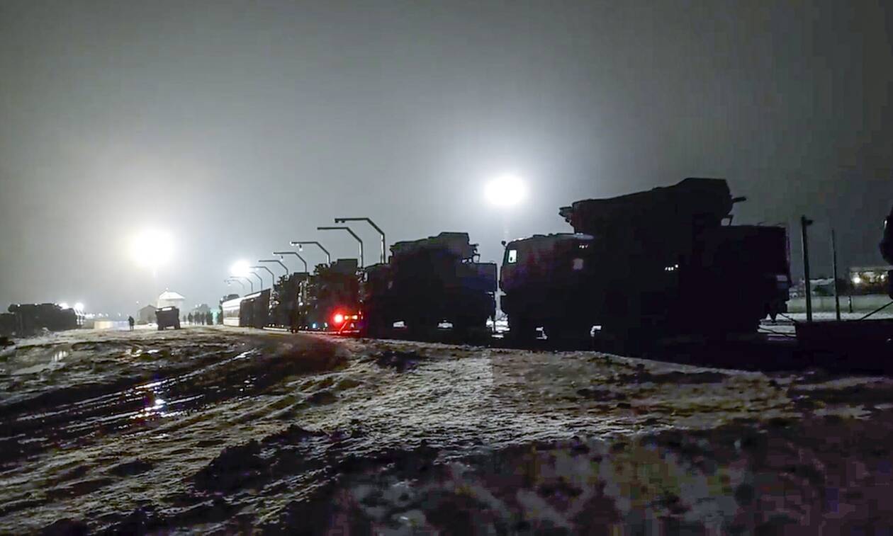 Bild: Ρωσικές ειδικές δυνάμεις χωρίς διακριτικά κινούνται προς τα σύνορα με την Ουκρανία