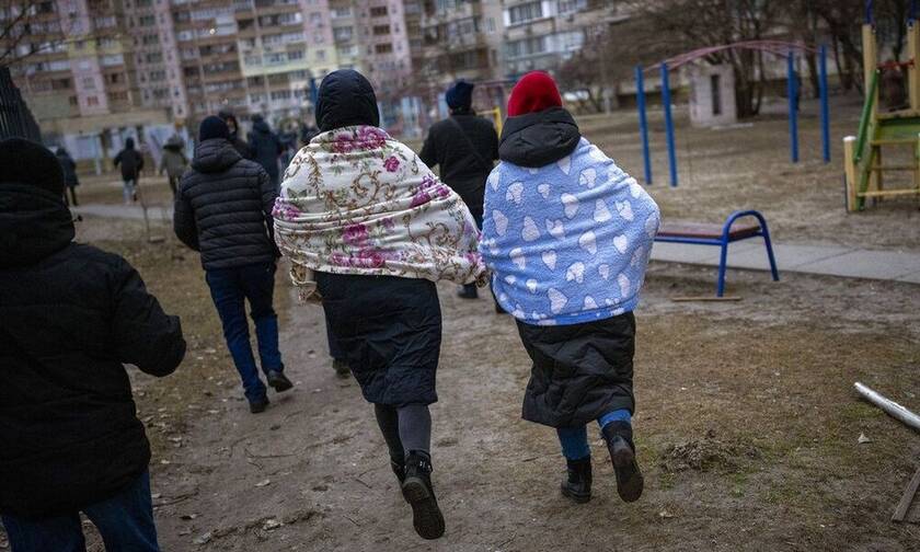 Πόλεμος Ουκρανία: Ζευγάρι Ελλήνων ανοίγει το σπίτι του σε Ουκρανούς πρόσφυγες