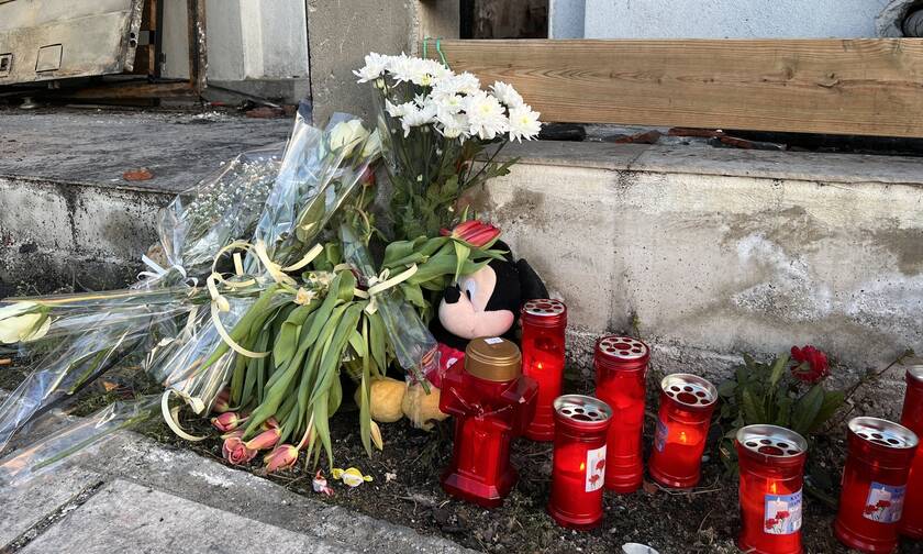 Θεσσαλονίκη: Λουλούδια έξω από το σπίτι που κάηκαν η μητέρα με τα δυο της παιδιά